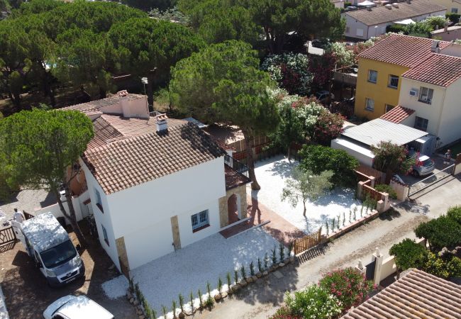 Xalet Adossat en Torroella de Montgri - Casa de platja de 3 dormitoris renovada amb estil
