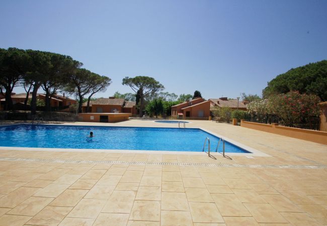 Casa adossada en Torroella de Montgri - Casa 124126 amb jardí privat i piscina comunitària a prop de la platja