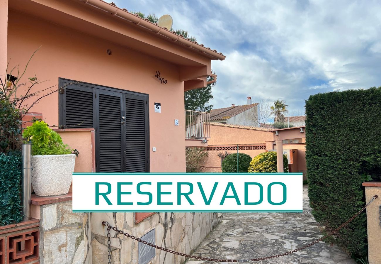 Casa adossada en Torroella de Montgri - Garsa 3: Casa per reformar a la Costa Brava amb jardí i aparcament