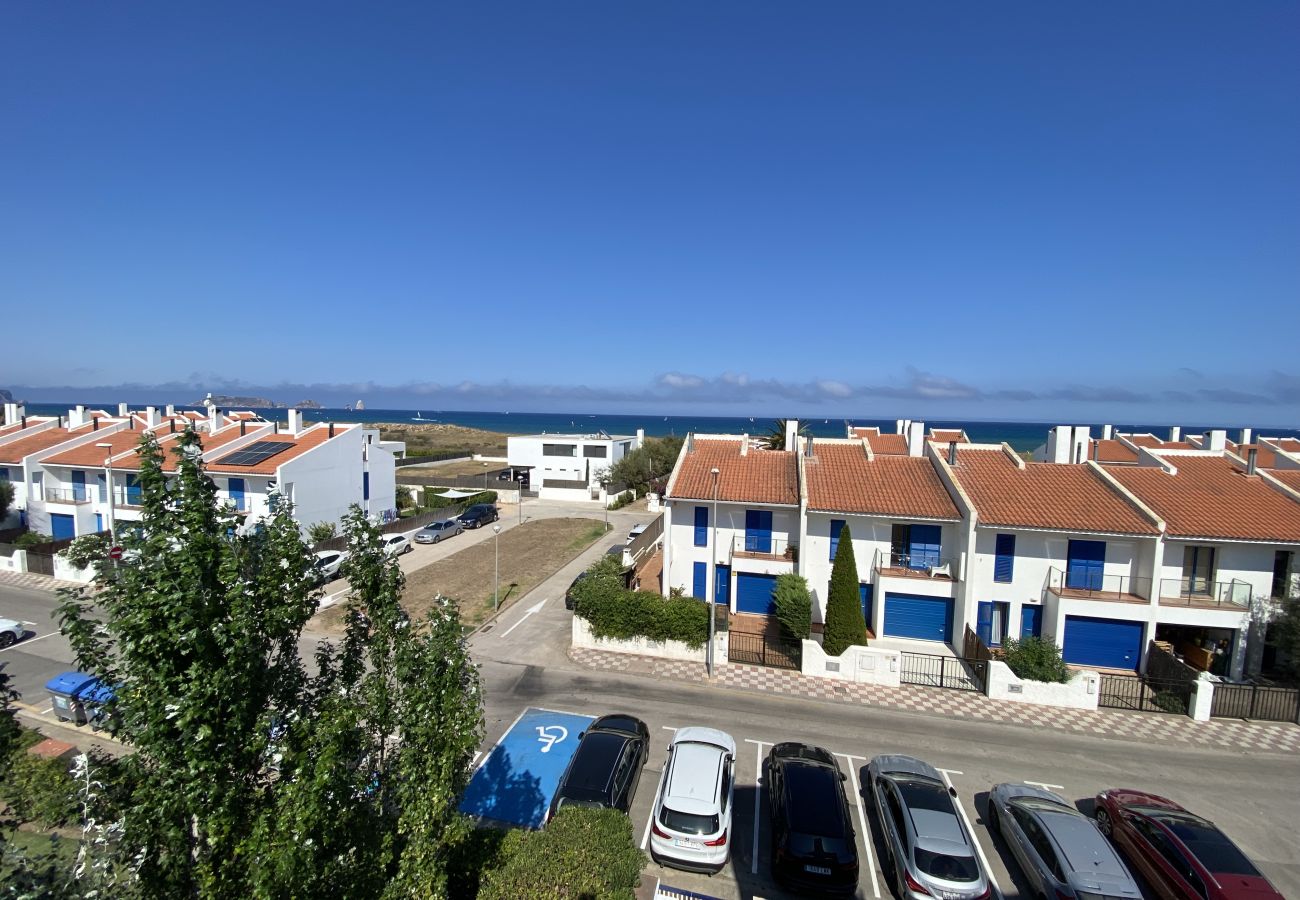 Apartament en Torroella de Montgri - Ter 31C- Apartament renovat amb terrassa, vistes al mar i piscina comunitària.