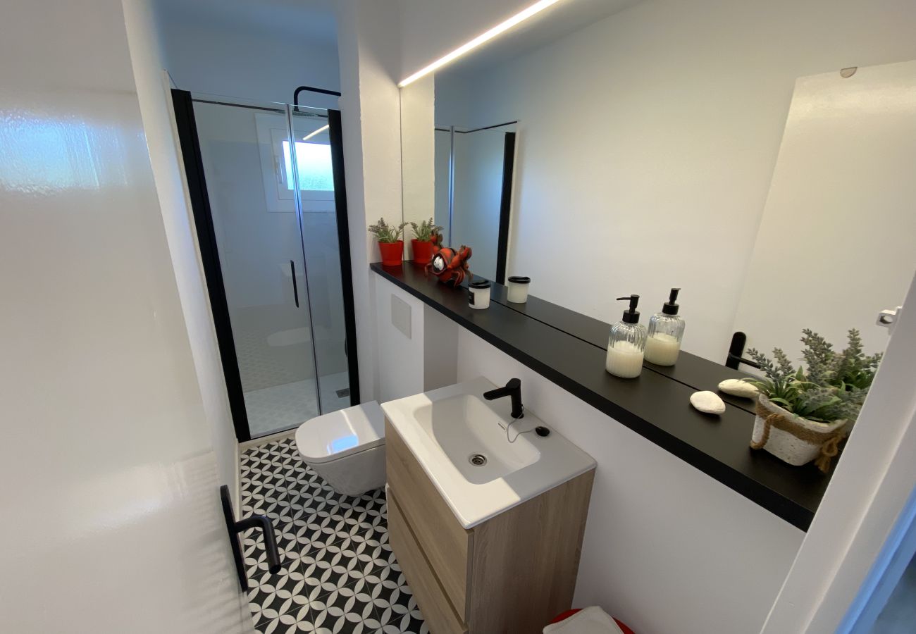 Apartament en Torroella de Montgri - Ter 31C- Apartament renovat amb terrassa, vistes al mar i piscina comunitària.