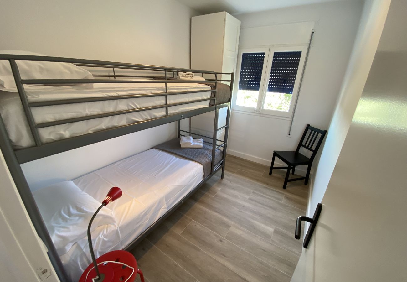 Apartament en Torroella de Montgri - Ter 31C- Apartament renovat amb terrassa, vistes al mar i piscina comunitària.