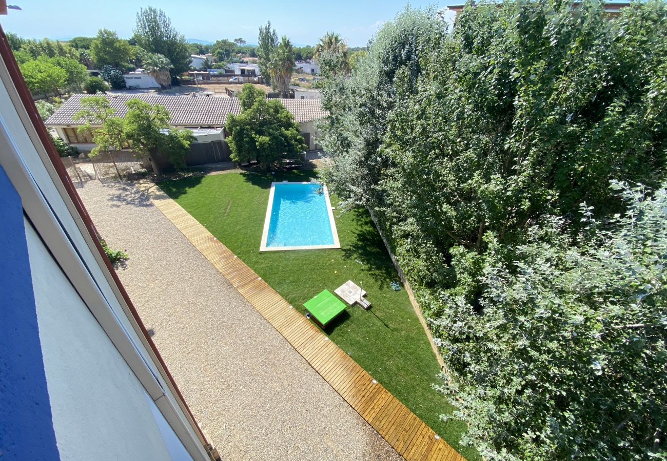 Apartament en Torroella de Montgri - Ter 31C- Apartament renovat amb terrassa, vistes al mar i piscina comunitària.
