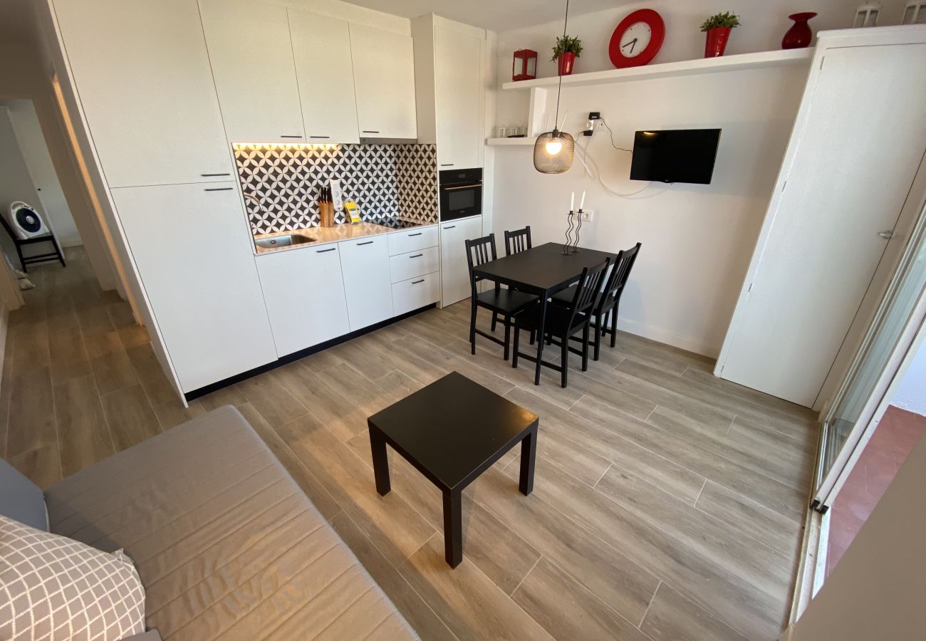 Apartament en Torroella de Montgri - Ter 31C- Apartament renovat amb terrassa, vistes al mar i piscina comunitària.