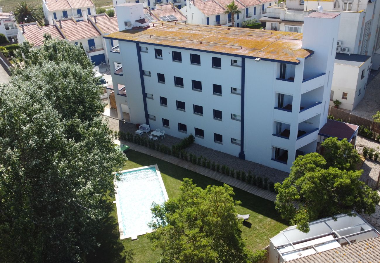 Apartament en Torroella de Montgri - Ter 31C- Apartament renovat amb terrassa, vistes al mar i piscina comunitària.
