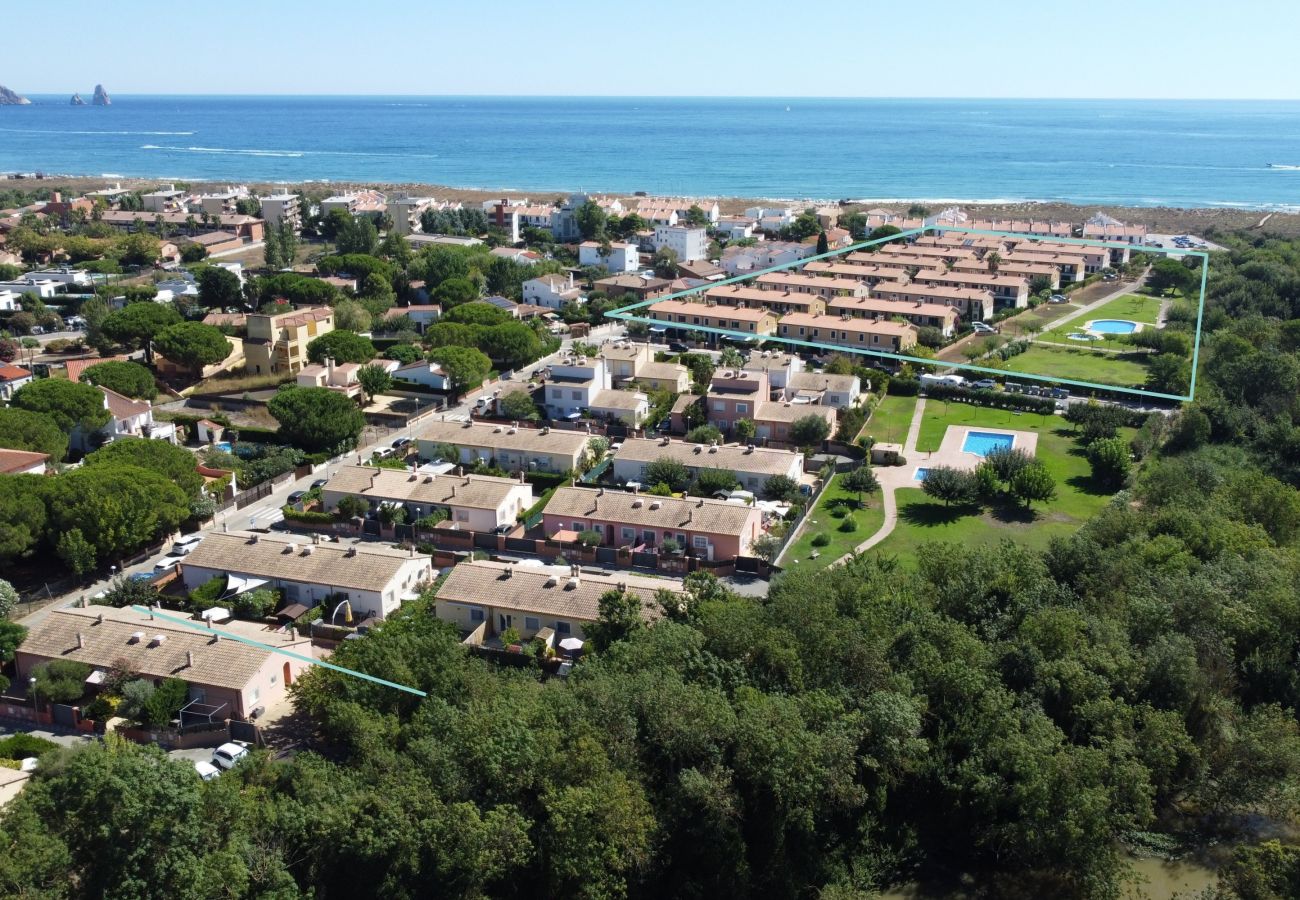Casa adossada en Torroella de Montgri - Casa cantonera a pocs passos de la platja (Llicència turística)