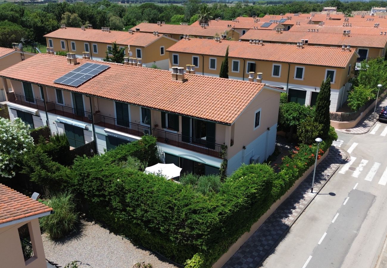Casa adossada en Torroella de Montgri - Casa cantonera a pocs passos de la platja (Llicència turística)