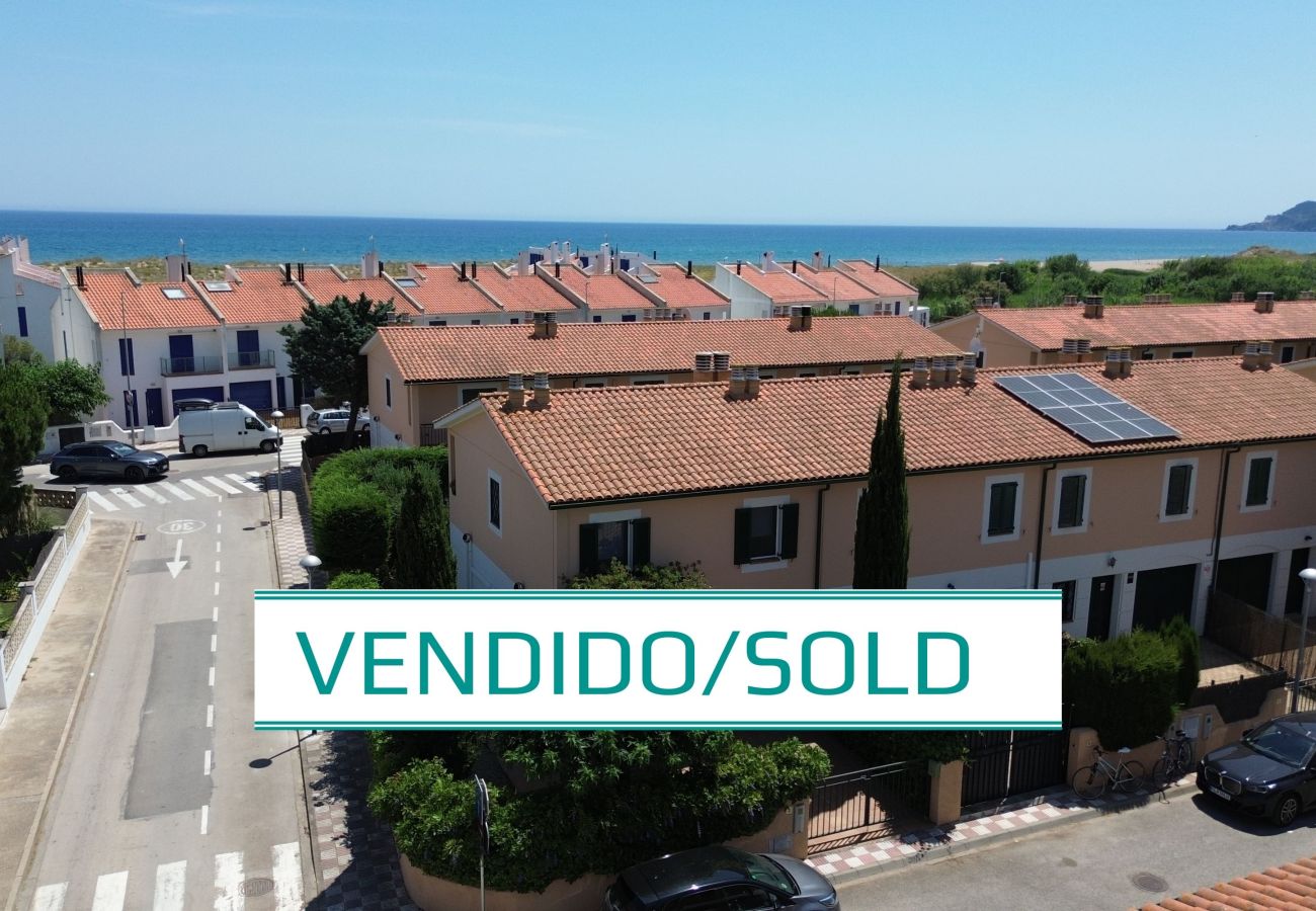 Casa adossada en Torroella de Montgri - Casa cantonera a pocs passos de la platja (Llicència turística)