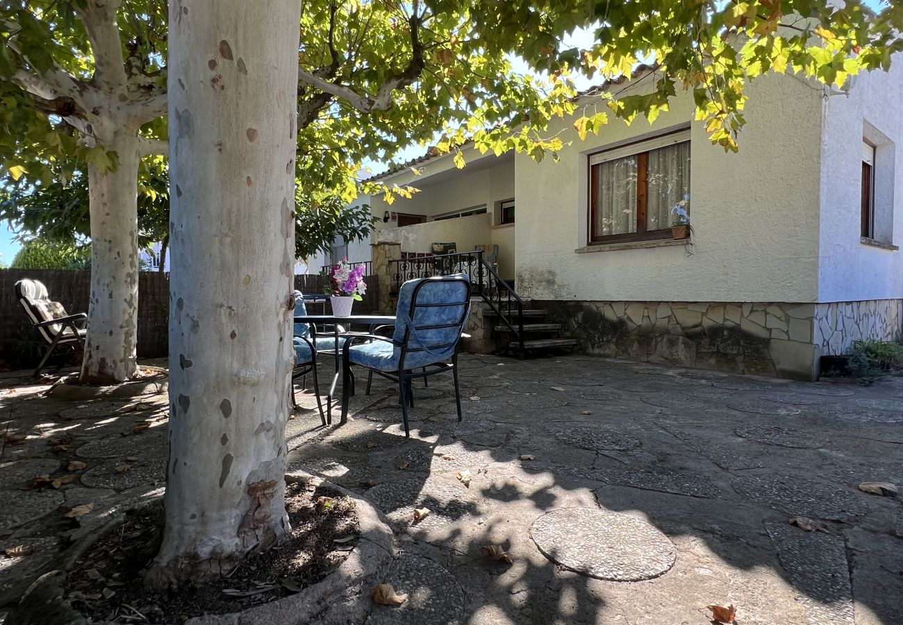 Stadthaus in Torroella de Montgri - Haus Nr. 34 in Strandnähe mit Garten und Garage