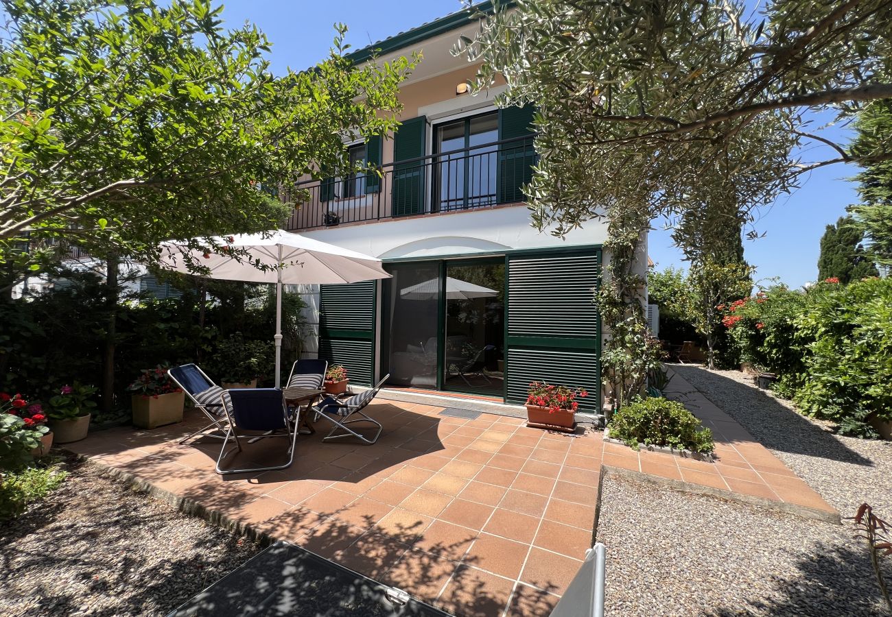 Huis in Torroella de Montgri - Daró 3D 03 Hoekhuis met airconditioning, zwembad en vlakbij het strand