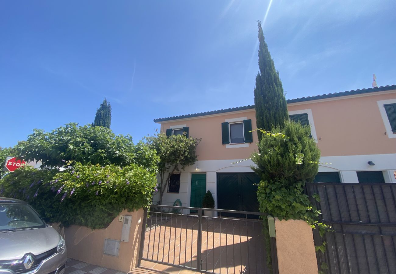 Huis in Torroella de Montgri - Daró 3D 03 Hoekhuis met airconditioning, zwembad en vlakbij het strand