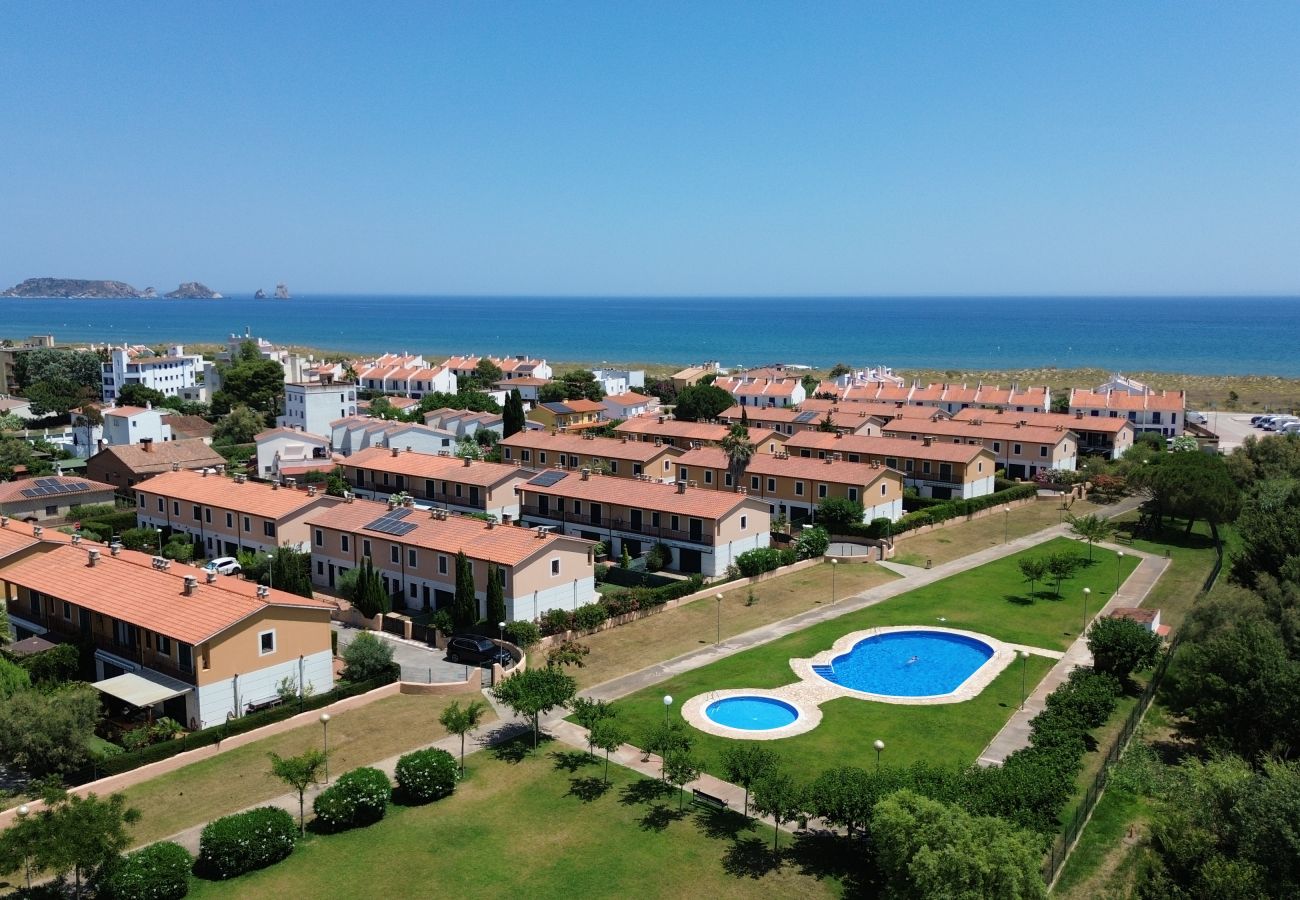 Huis in Torroella de Montgri - Daró 3D 03 Hoekhuis met airconditioning, zwembad en vlakbij het strand
