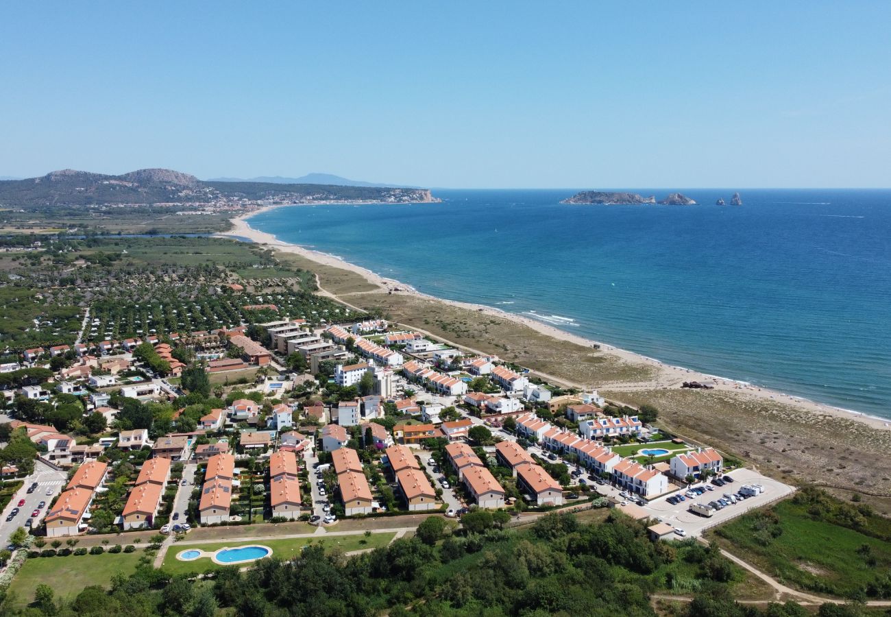 Huis in Torroella de Montgri - Daró 3D 03 Hoekhuis met airconditioning, zwembad en vlakbij het strand
