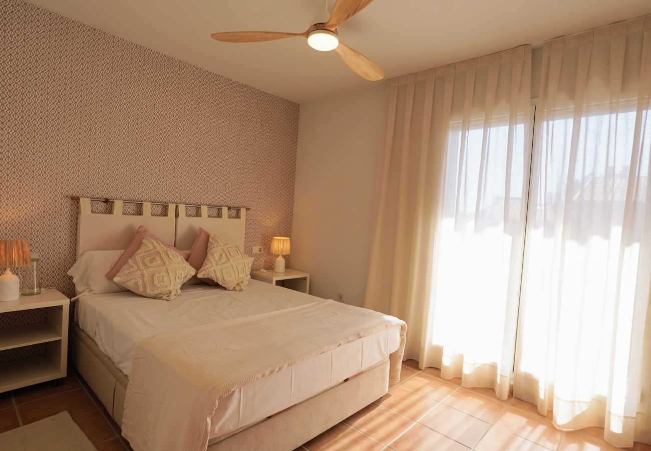 Huis in Torroella de Montgri - Daró 3D 03 Hoekhuis met airconditioning, zwembad en vlakbij het strand
