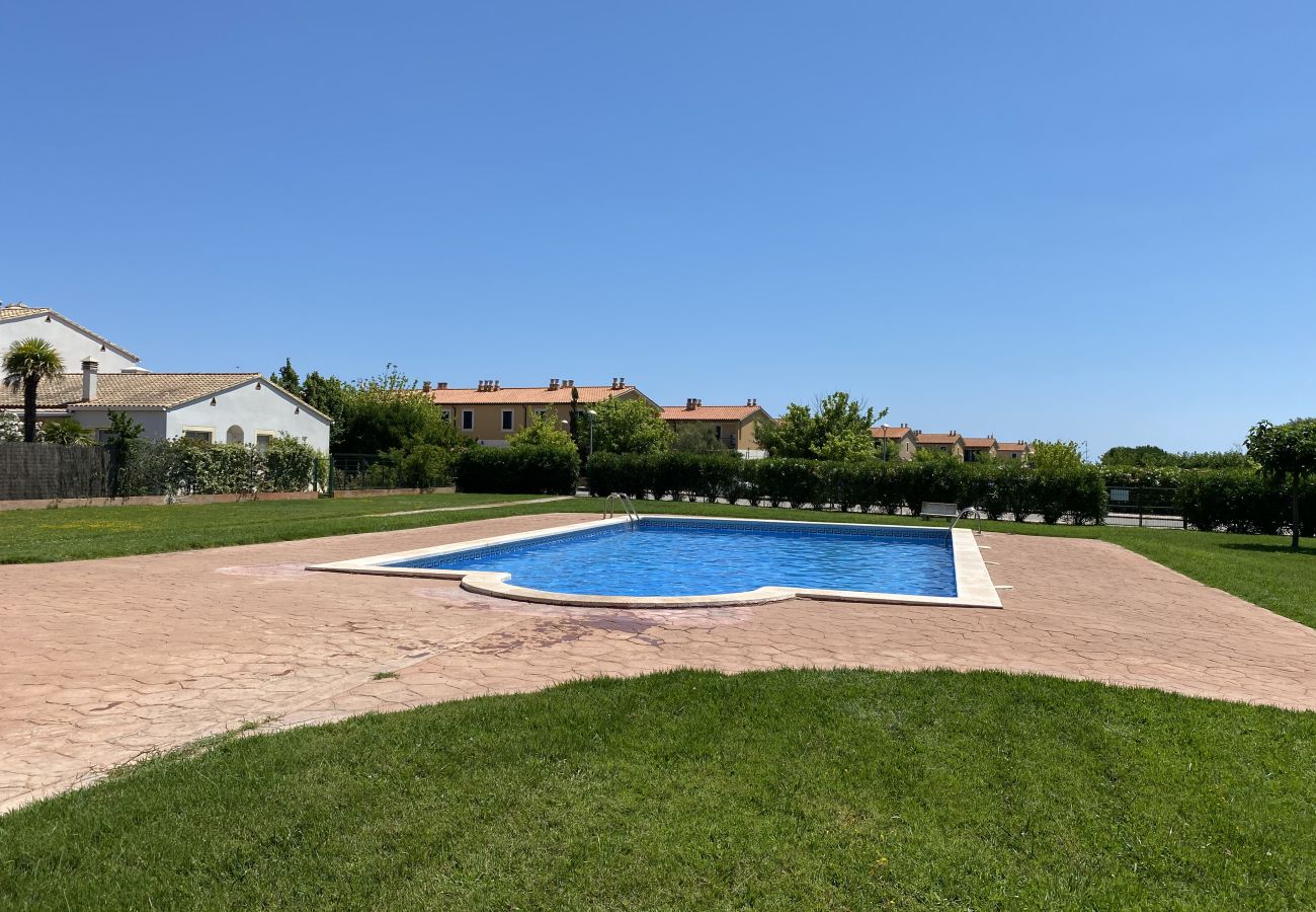 Villa in Torroella de Montgri - Geschakelde woning te koop aan Calle Pinsà 155