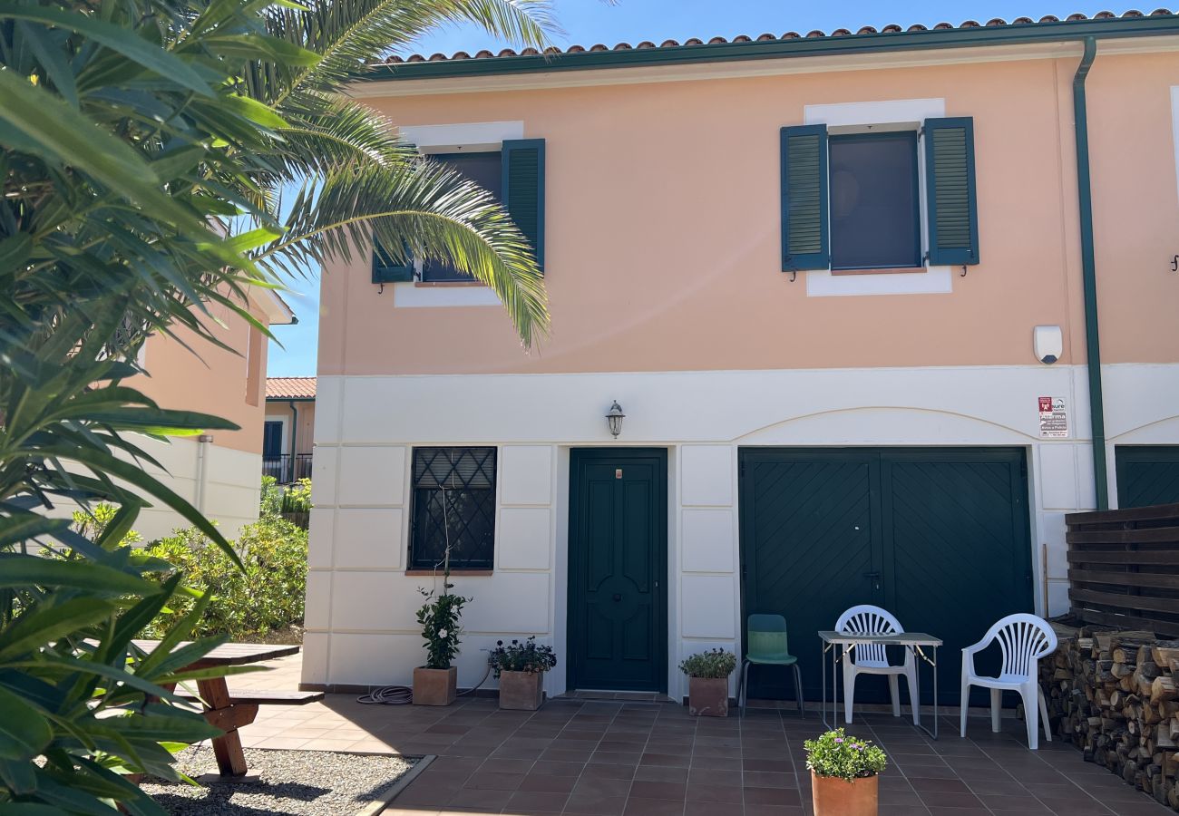 Casa adosada en Torroella de Montgri - Casa esquinera con piscina comunitaria (Nr 50)