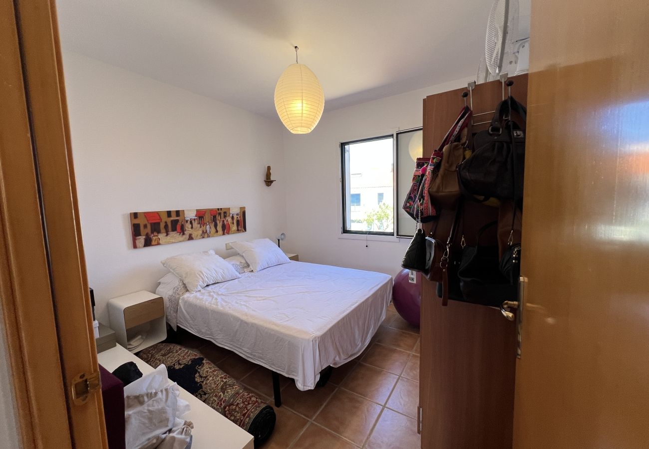 Casa adosada en Torroella de Montgri - Casa esquinera con piscina comunitaria (Nr 50)