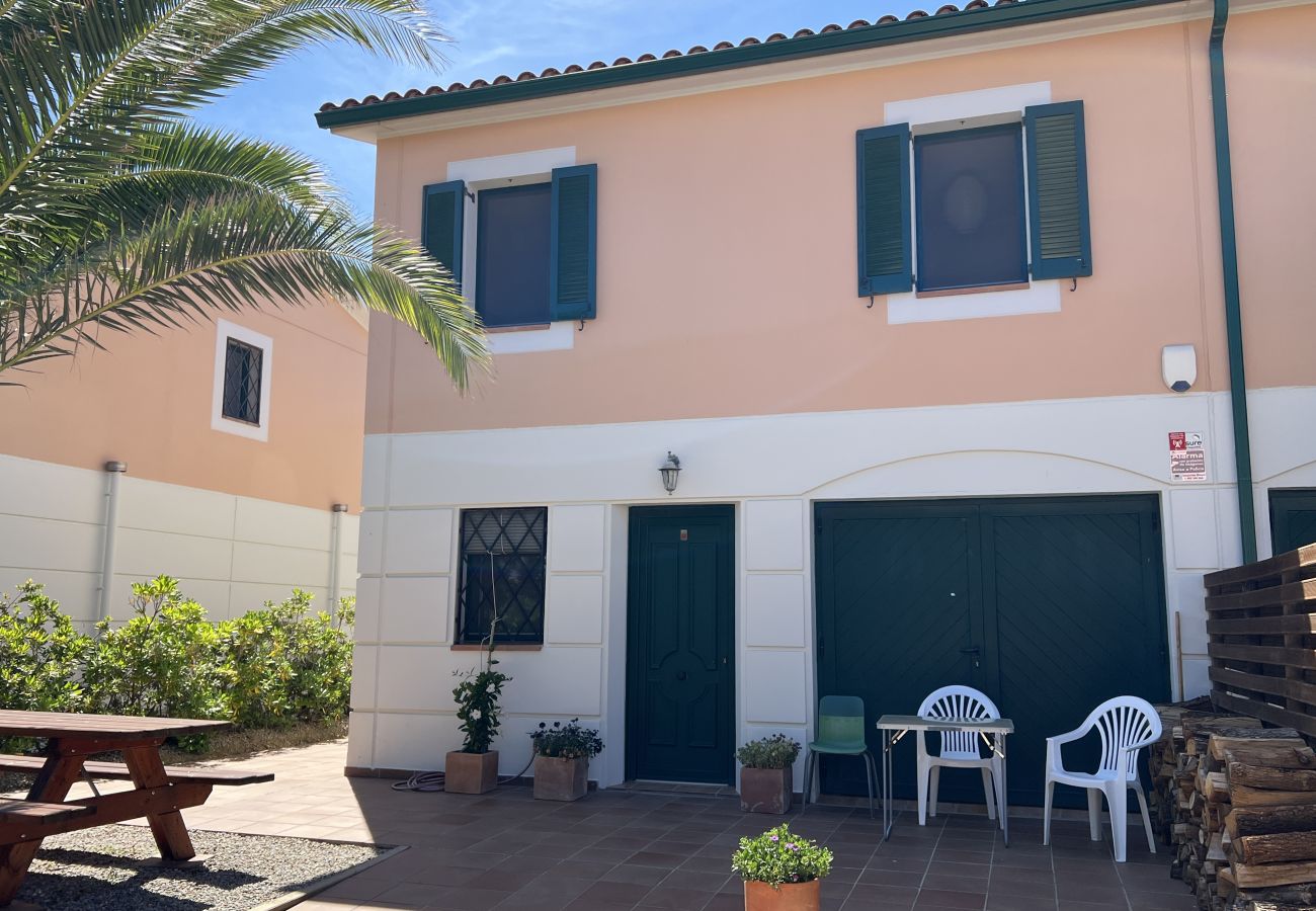 Casa adosada en Torroella de Montgri - Casa esquinera con piscina comunitaria (Nr 50)