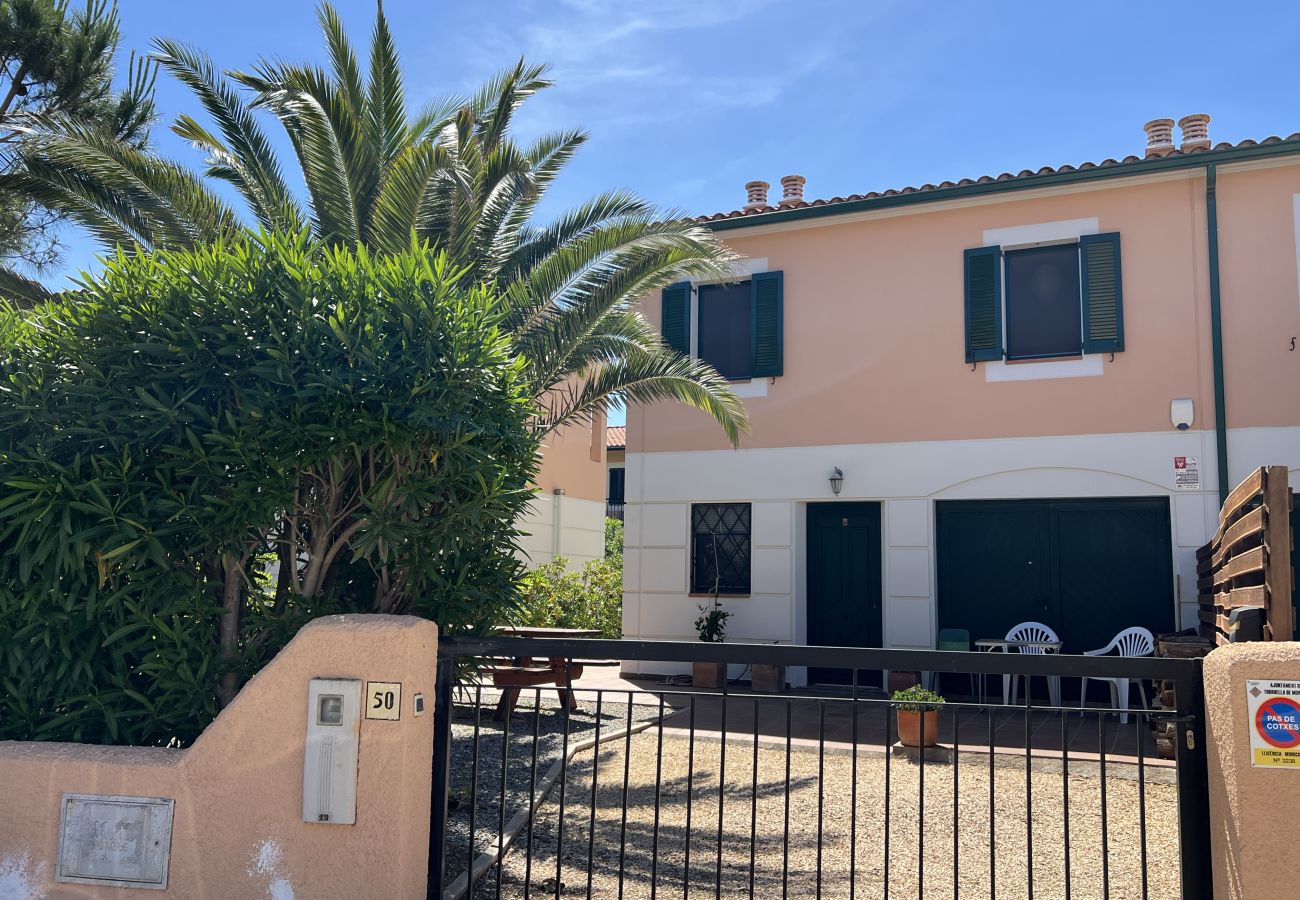 Casa adosada en Torroella de Montgri - Casa esquinera con piscina comunitaria (Nr 50)