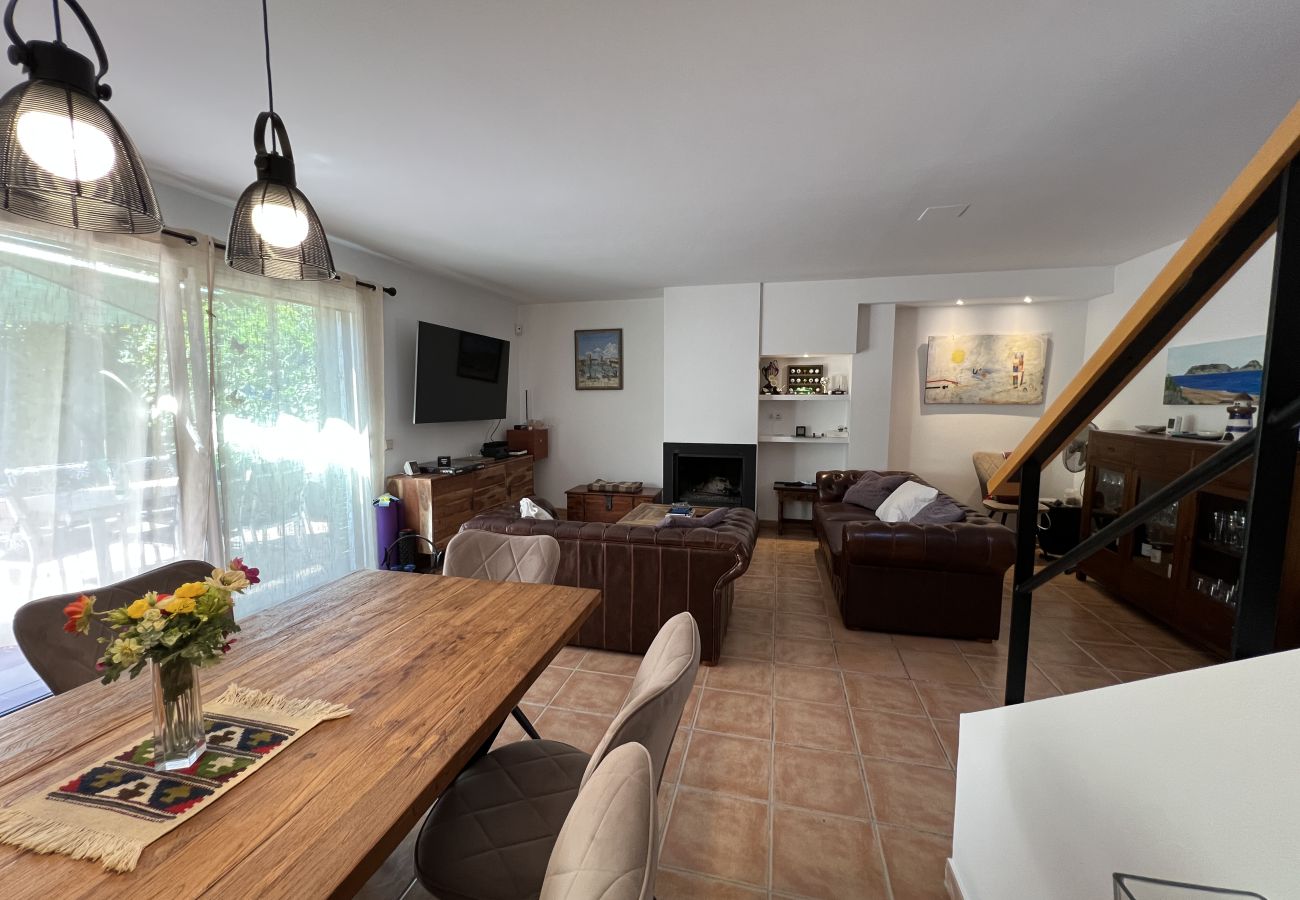 Casa adosada en Torroella de Montgri - Casa esquinera con piscina comunitaria (Nr 50)