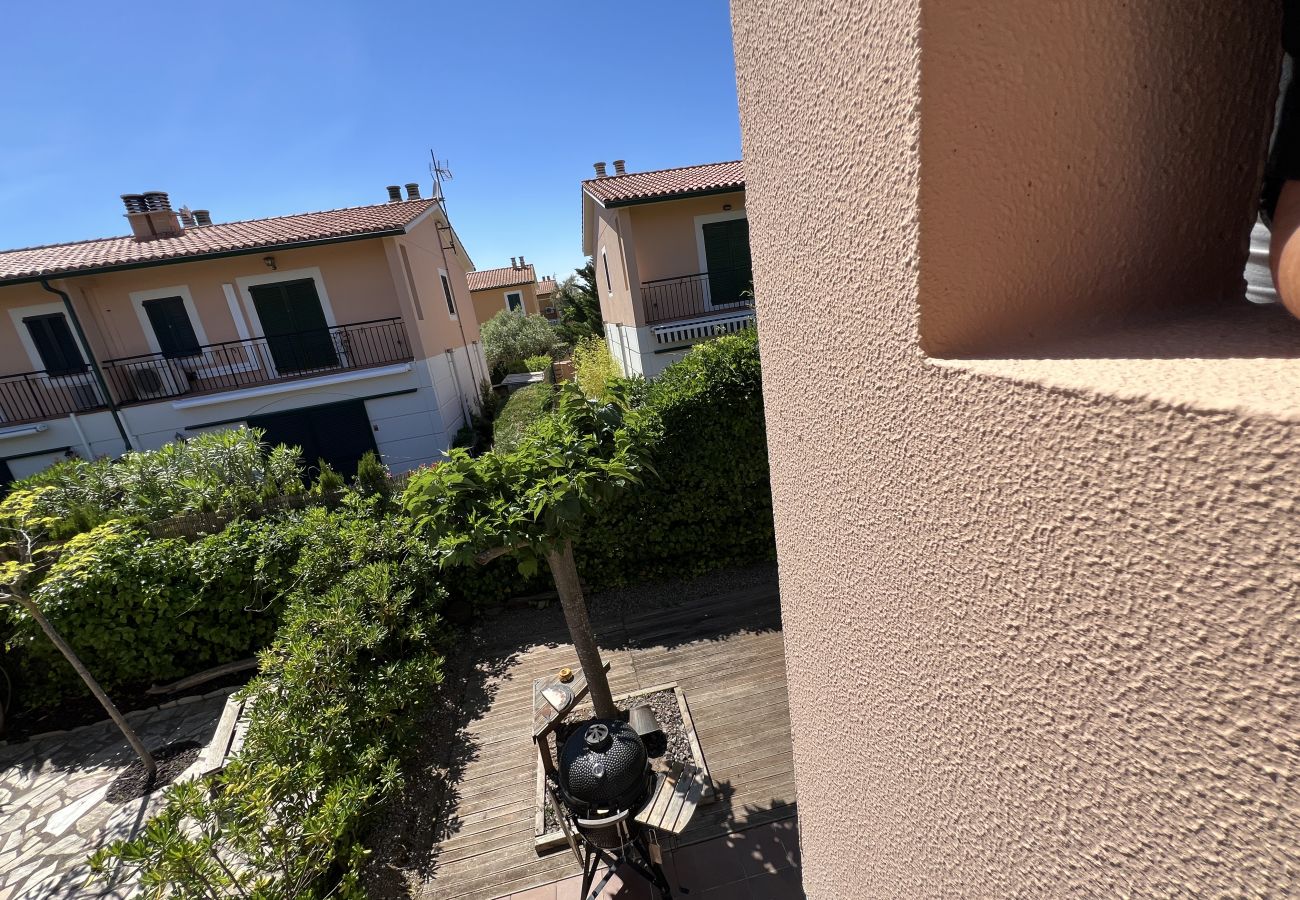 Casa adosada en Torroella de Montgri - Casa esquinera con piscina comunitaria (Nr 50)