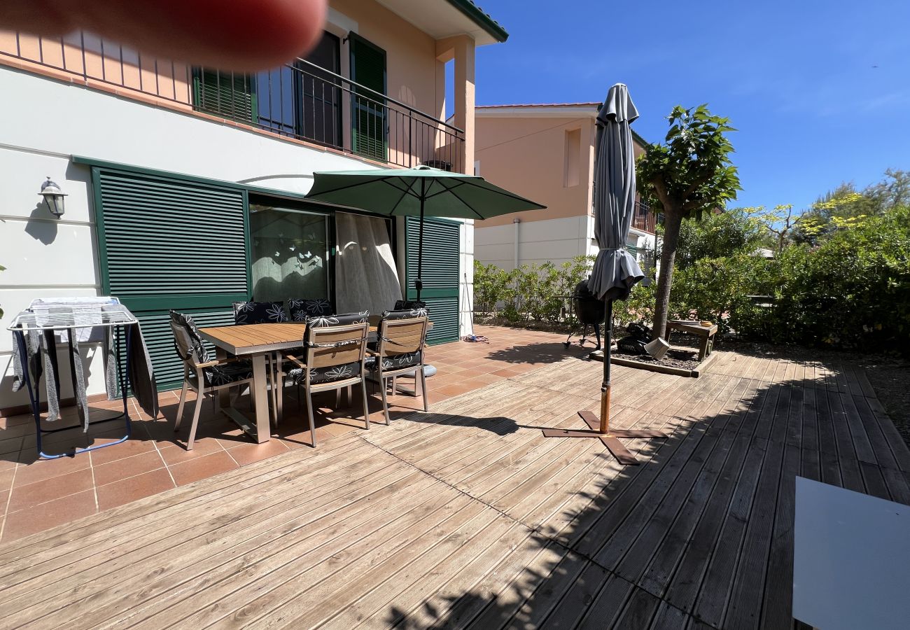 Casa adosada en Torroella de Montgri - Casa esquinera con piscina comunitaria (Nr 50)