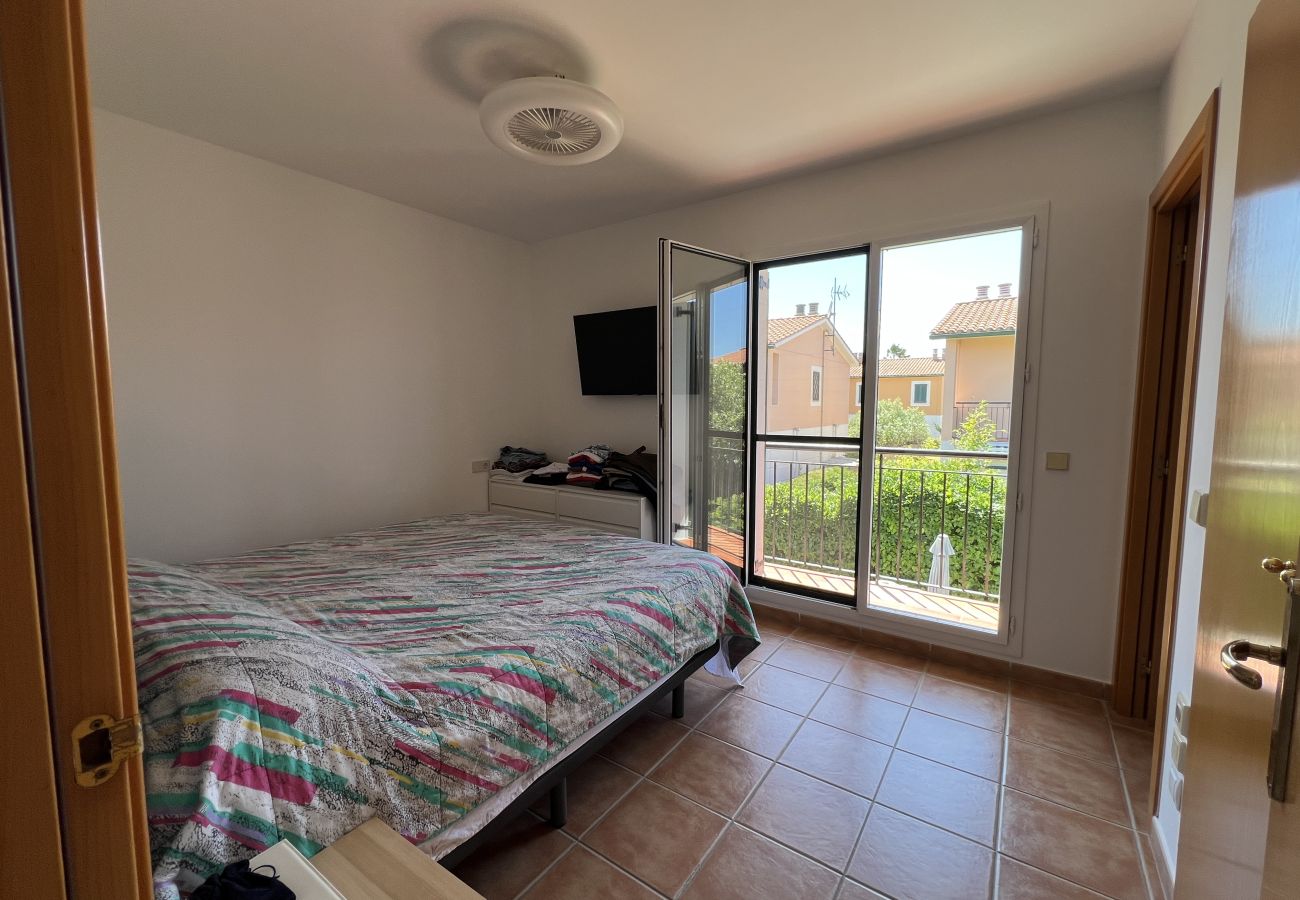 Casa adosada en Torroella de Montgri - Casa esquinera con piscina comunitaria (Nr 50)