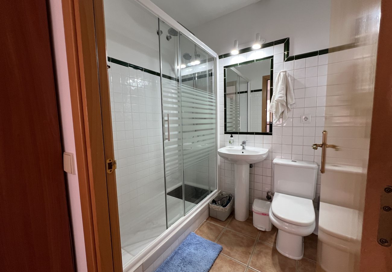 Casa adosada en Torroella de Montgri - Casa esquinera con piscina comunitaria (Nr 50)