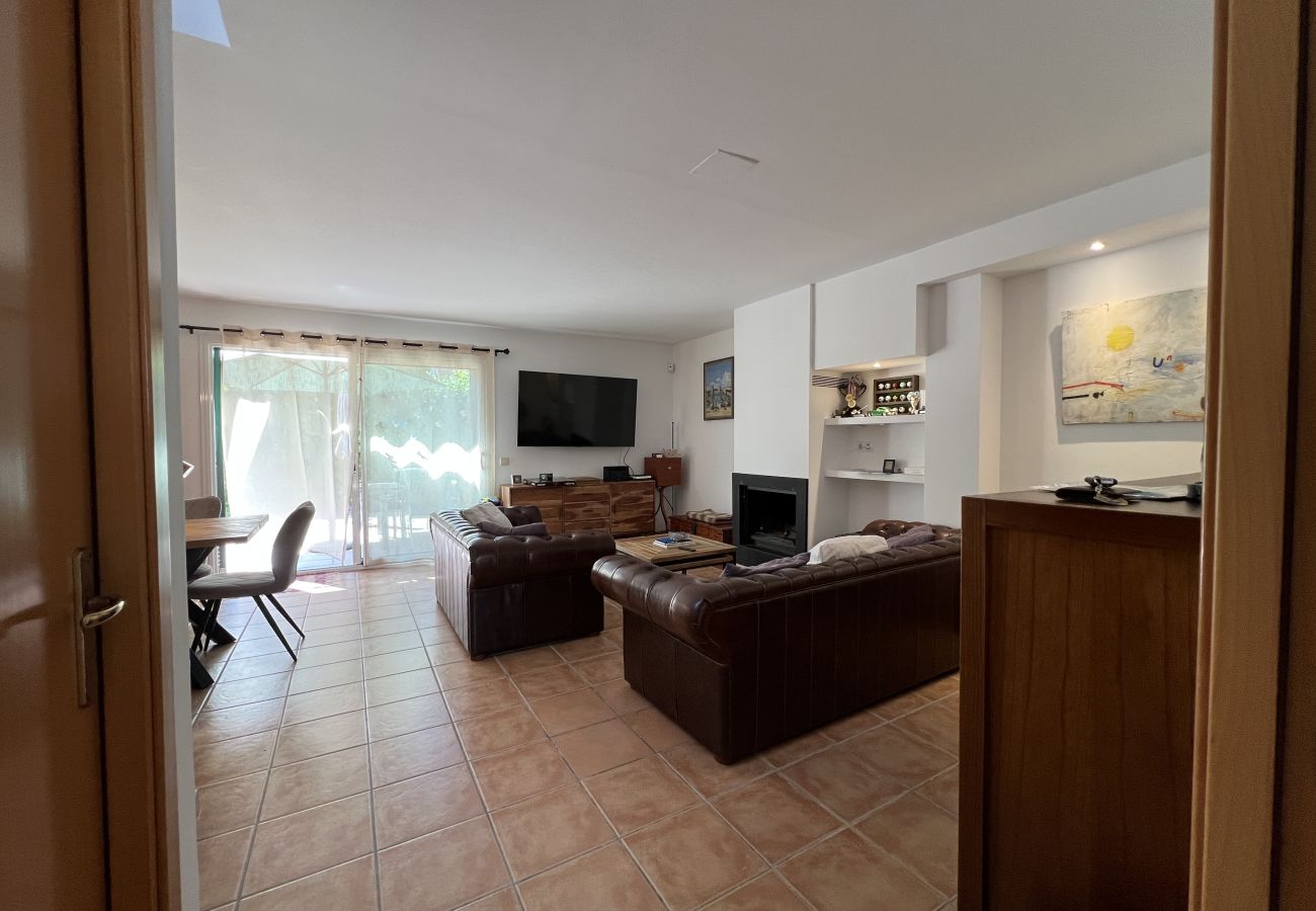 Casa adosada en Torroella de Montgri - Casa esquinera con piscina comunitaria (Nr 50)