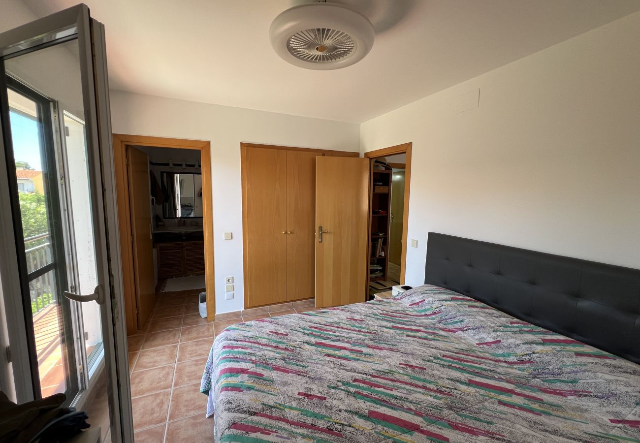 Casa adosada en Torroella de Montgri - Casa esquinera con piscina comunitaria (Nr 50)