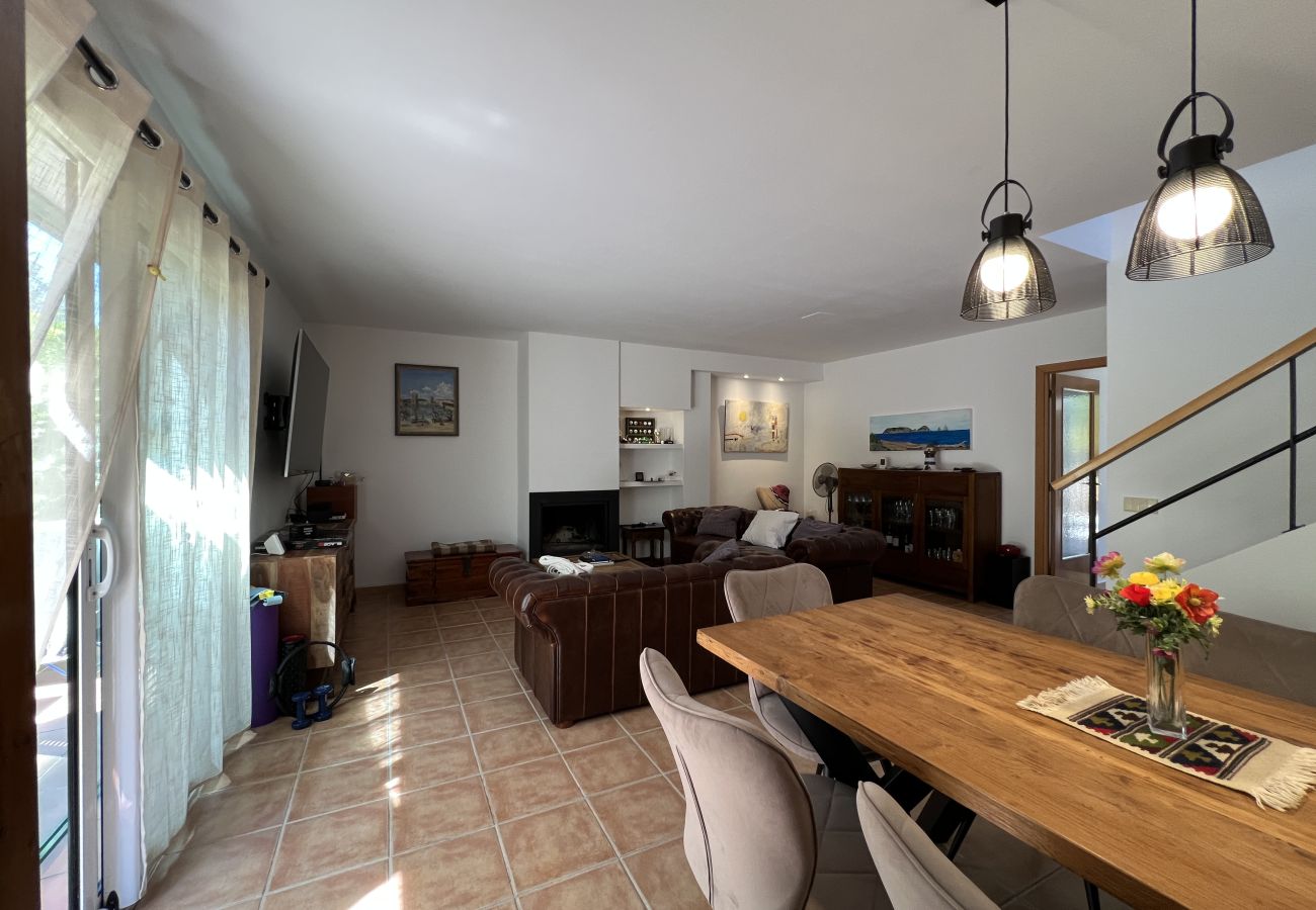 Casa adosada en Torroella de Montgri - Casa esquinera con piscina comunitaria (Nr 50)