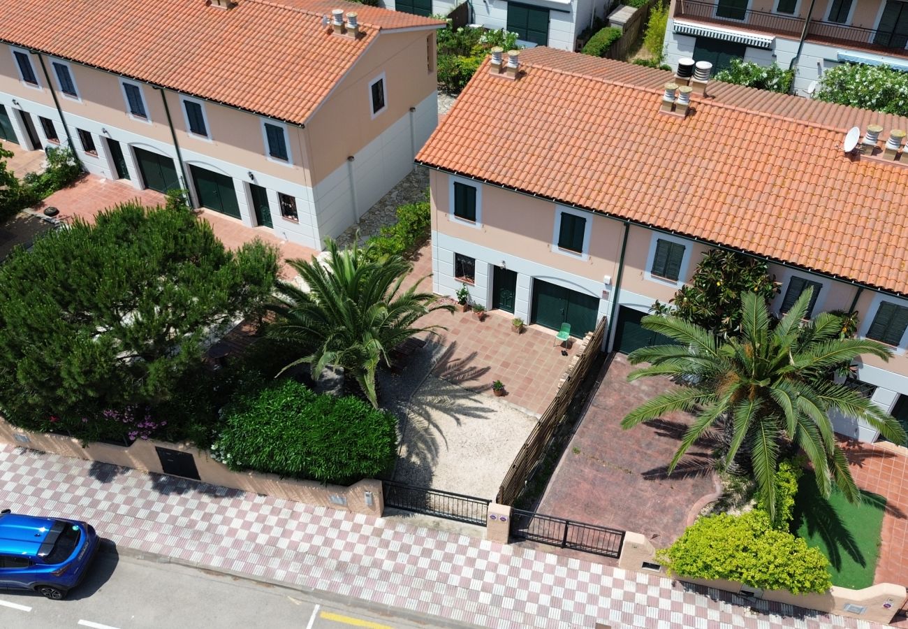 Casa adosada en Torroella de Montgri - Casa esquinera con piscina comunitaria (Nr 50)