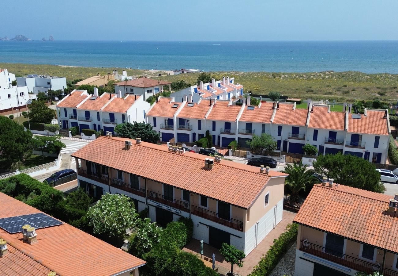 Casa adosada en Torroella de Montgri - Casa esquinera con piscina comunitaria (Nr 50)
