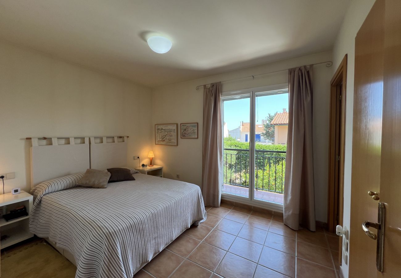 Casa adosada en Torroella de Montgri - Casa esquinera a pasos de la playa (Licencia turística)