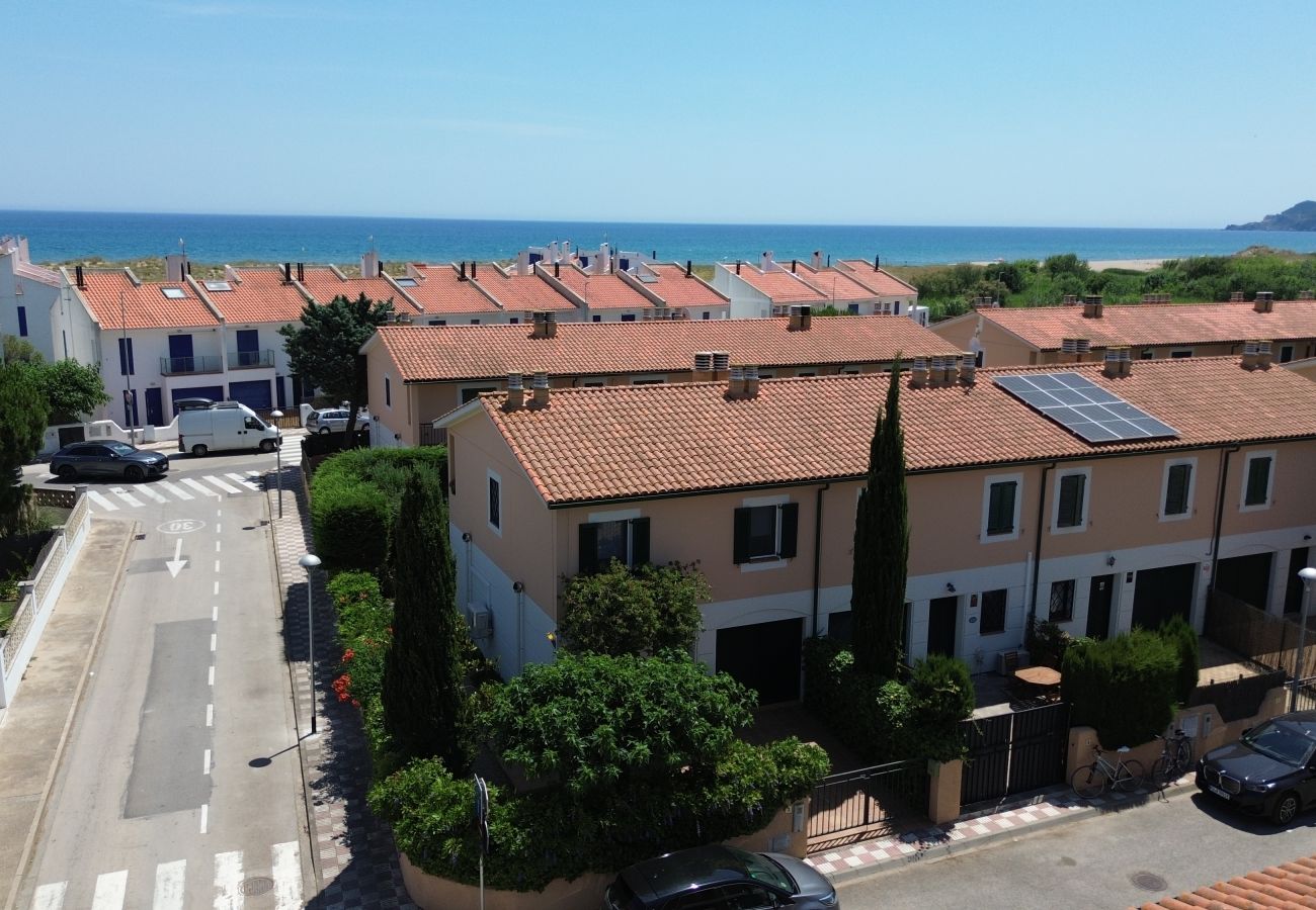 Casa adosada en Torroella de Montgri - Casa esquinera a pasos de la playa (Licencia turística)