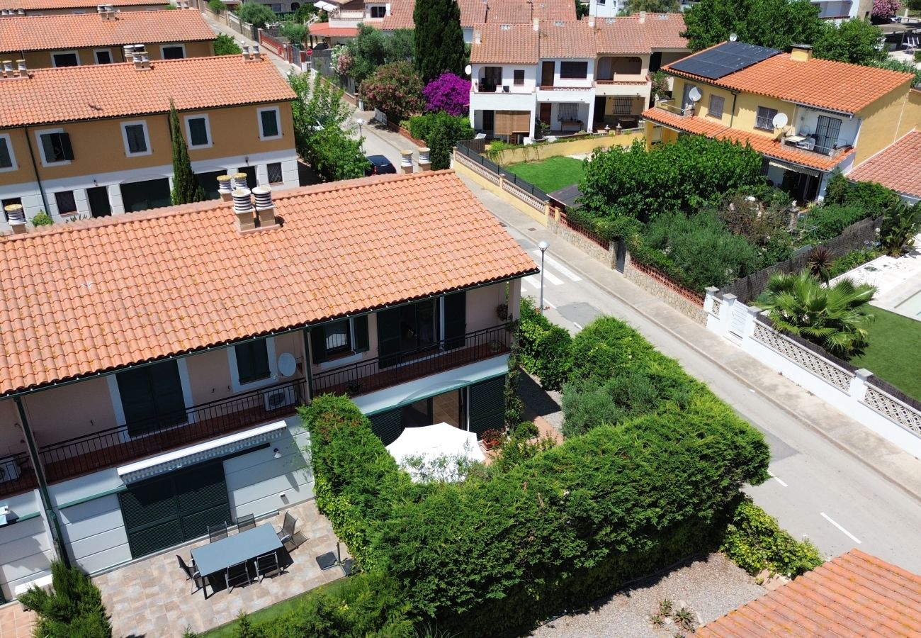Casa adosada en Torroella de Montgri - Casa esquinera a pasos de la playa (Licencia turística)