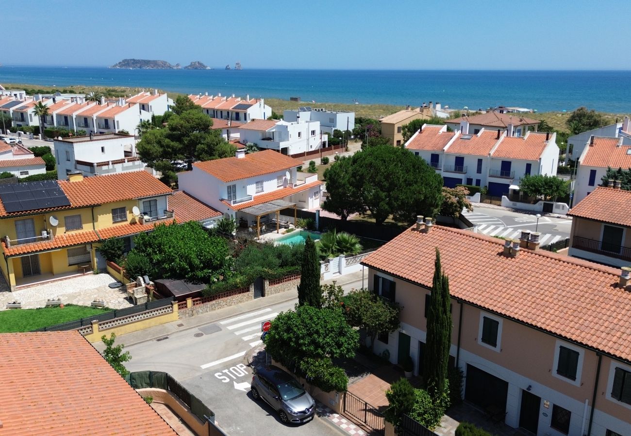 Casa adosada en Torroella de Montgri - Casa esquinera a pasos de la playa (Licencia turística)
