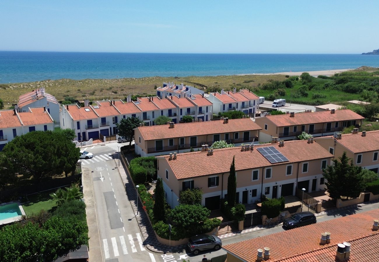 Casa adosada en Torroella de Montgri - Casa esquinera a pasos de la playa (Licencia turística)