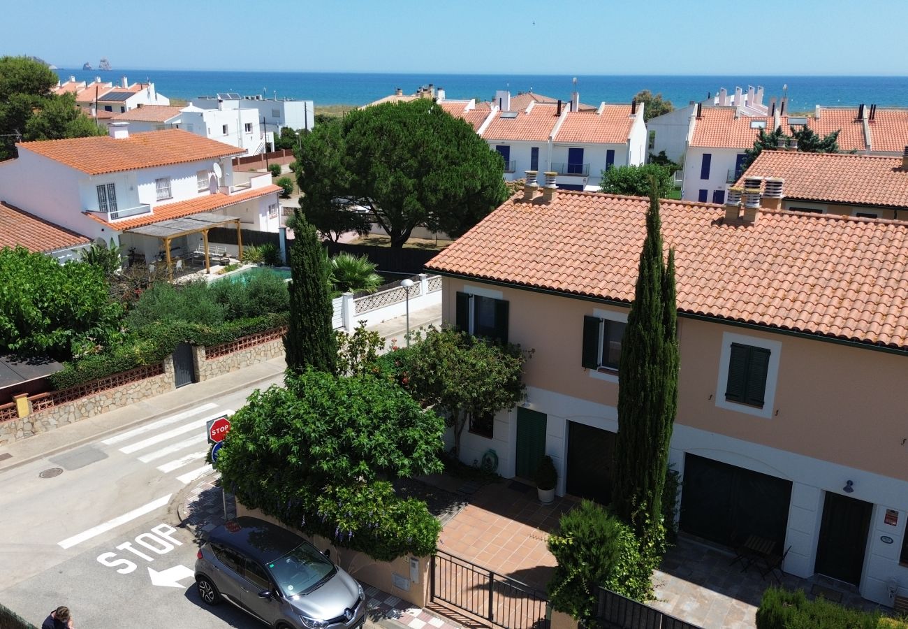 Casa adosada en Torroella de Montgri - Casa esquinera a pasos de la playa (Licencia turística)