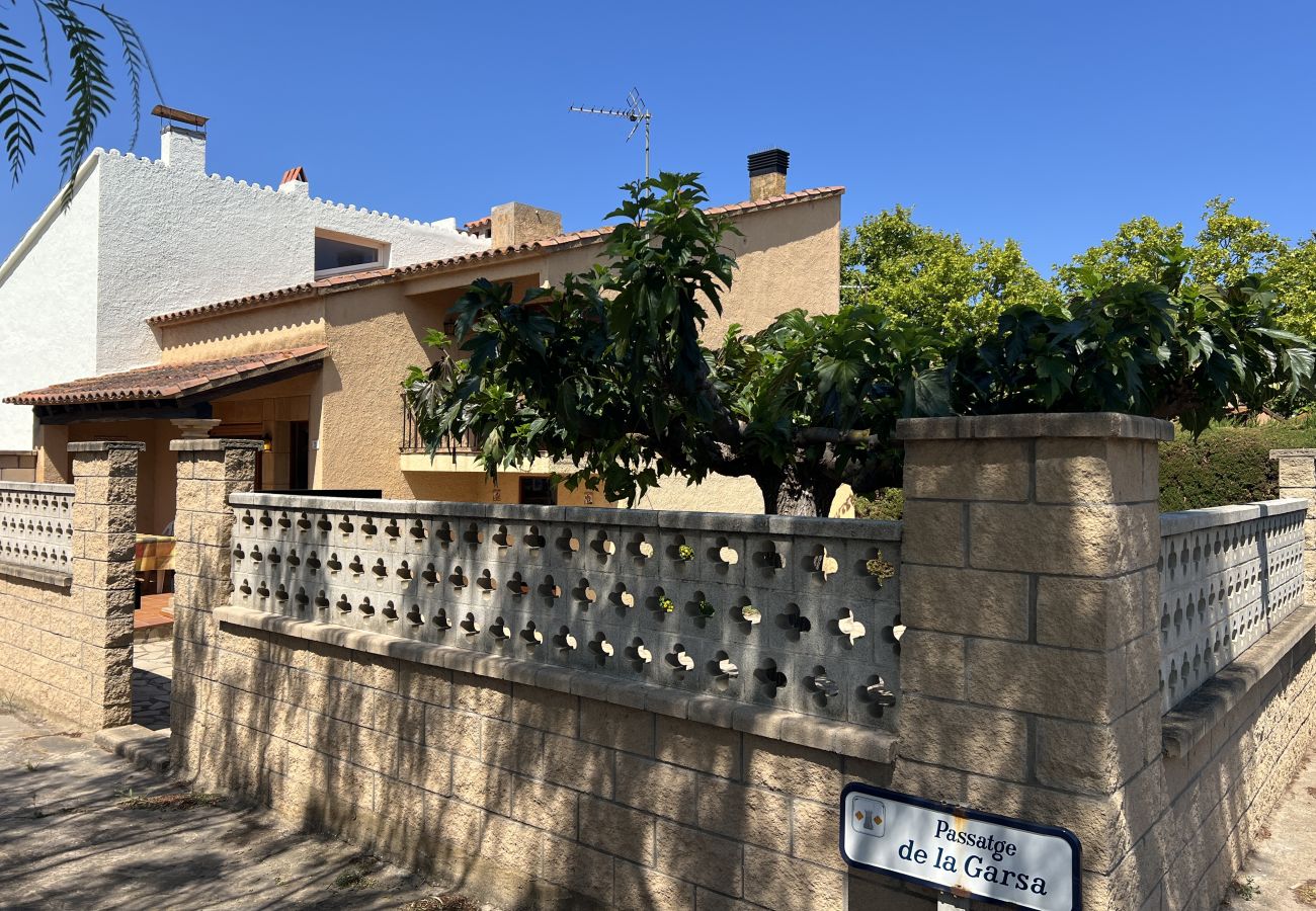 Casa adosada en Torroella de Montgri - Casa la rustica con jardin