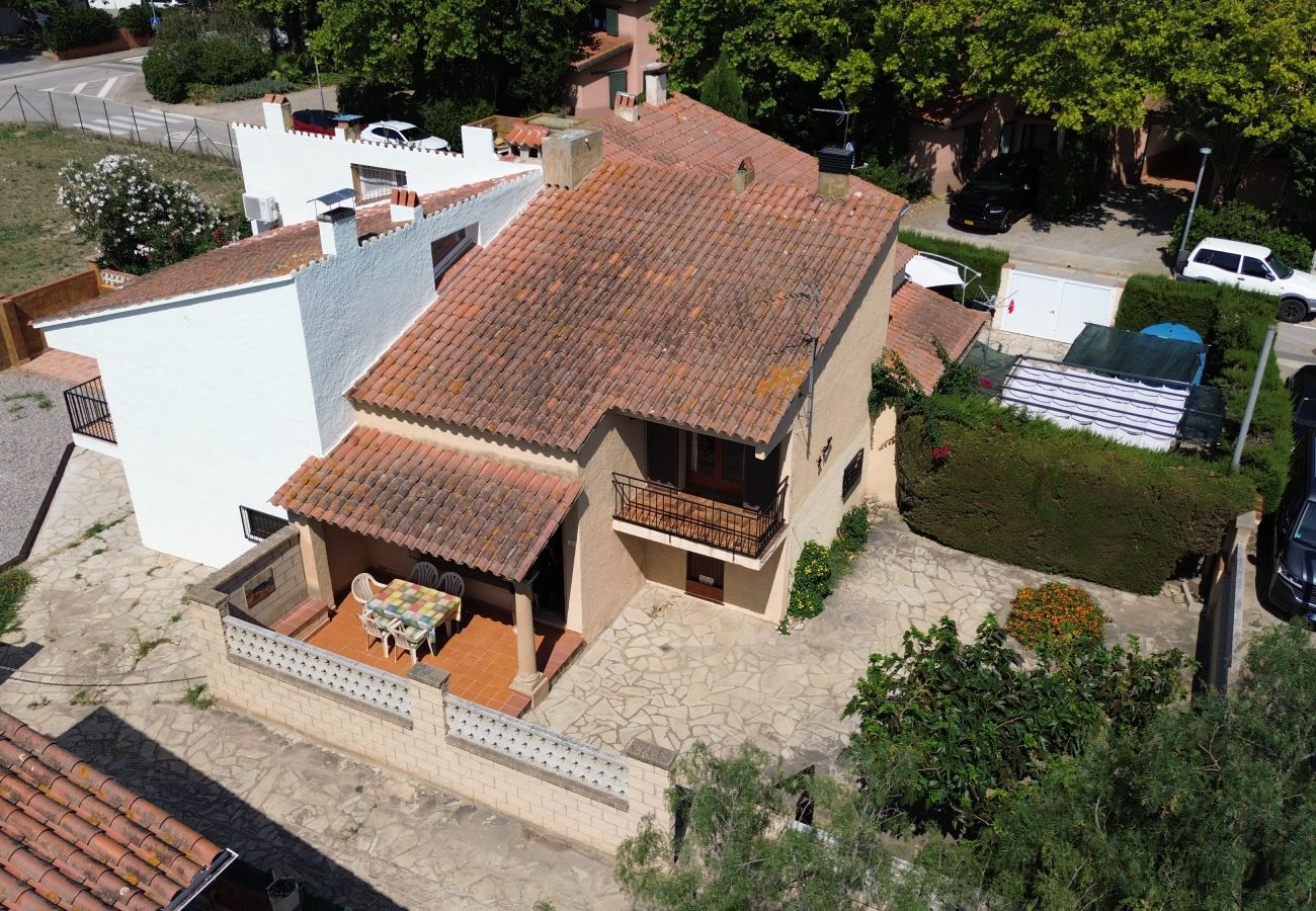 Casa adosada en Torroella de Montgri - Casa la rustica con jardin