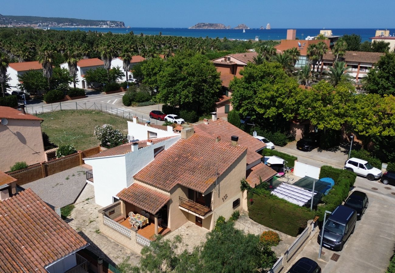 Casa adosada en Torroella de Montgri - Casa la rustica con jardin