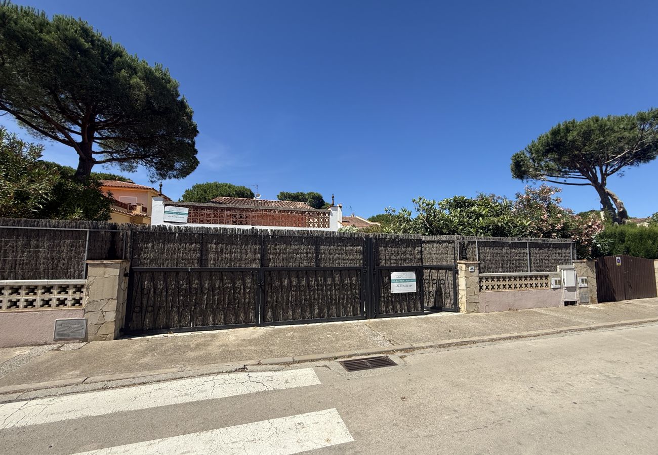 Villa in Torroella de Montgri - El Perdal renovated - private pool, A/C and large garden