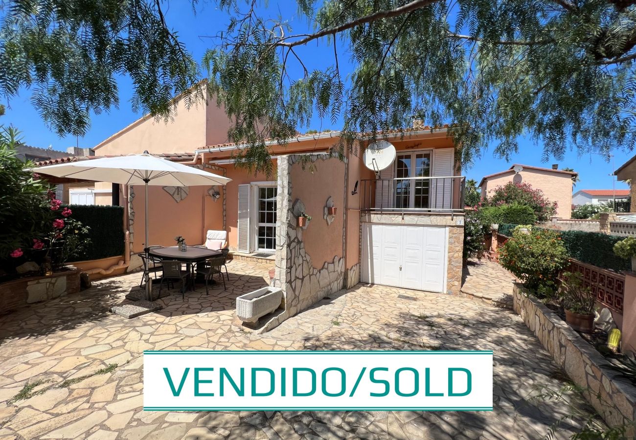 Terraced House in Torroella de Montgri - House with garage near the beach