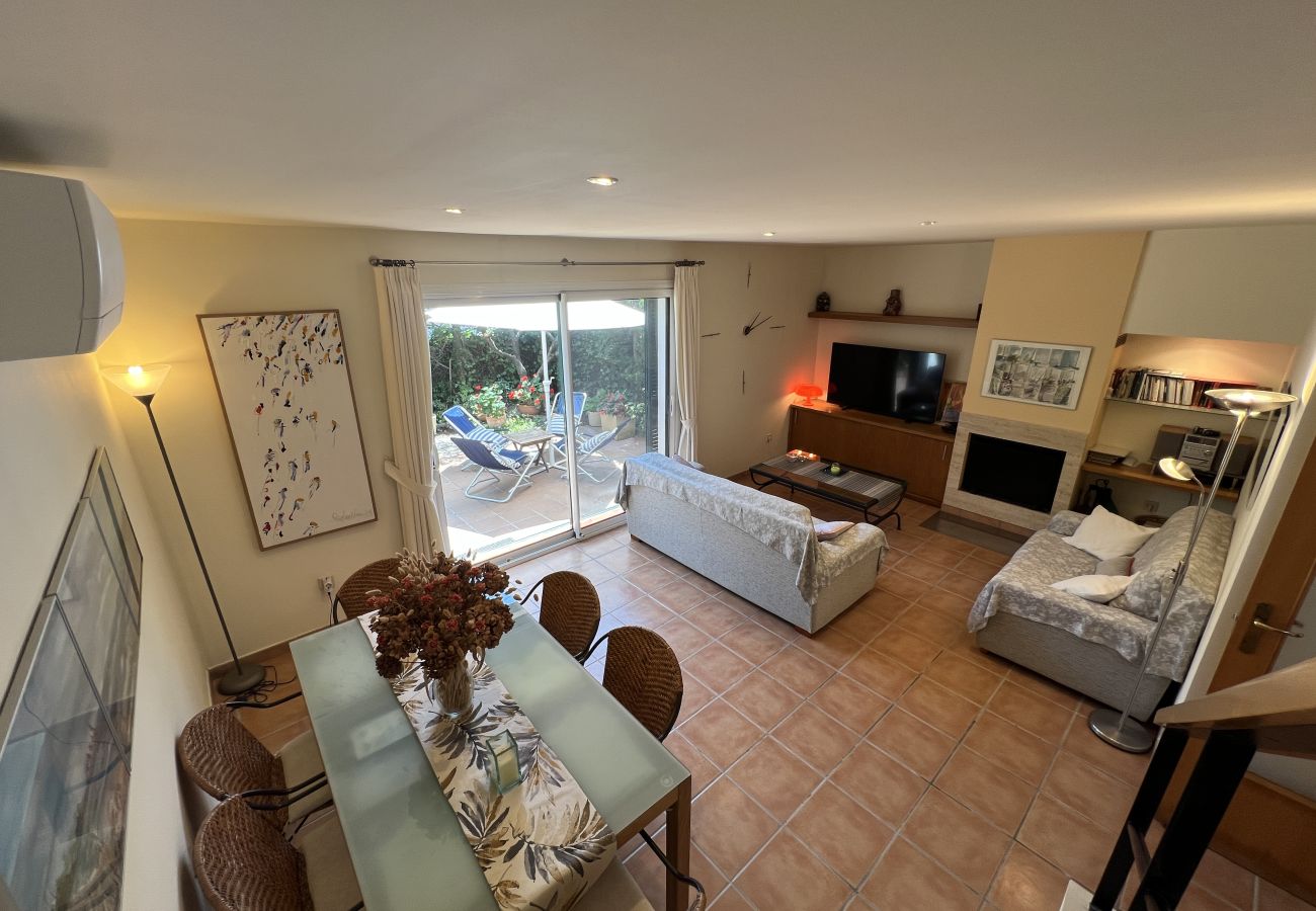 Terraced House in Torroella de Montgri - Corner house just steps from the beach (Tourist license)