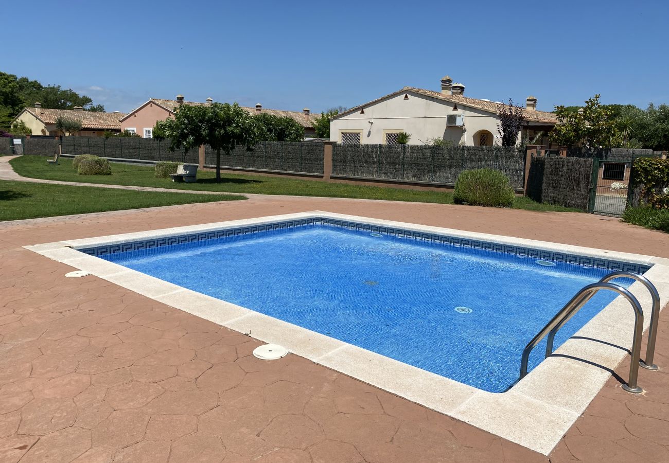 Terraced House in Torroella de Montgri - Corner house on one floor with 2 bedrooms and a communal pool